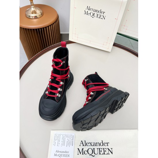 20240403 Alexander McQueen McQueen's latest thick soled Martin boots, originally developed in a 1:1 ratio, with an original open film TPU sole on the outsole. The fabric is full grain cowhide+high silk glossy cowhide, with a lining of sheepskin. The sole 