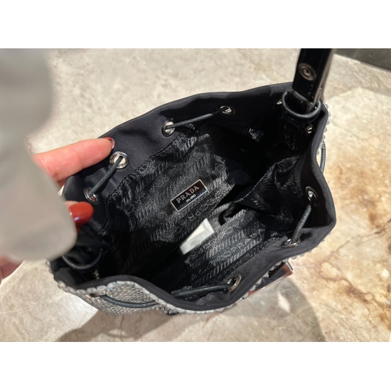 2023.11.06 205 Box size: 16 * 19cm Prada 〰️ Water Diamond Bucket Bag! Round and cute! Very compact, practical and beautiful!!!