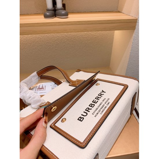 2023.11.17 205 Burberry Tote Bag with Box, Horseferry Plaid Canvas Panel, Calf Leather, Perfect for Autumn and Winter. The upper body is really beautiful, classic and elegant. Daily travel capacity is large. Size: 23.19