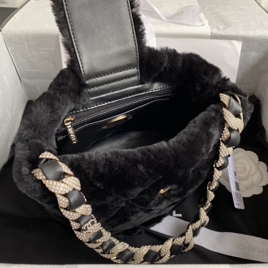 P1210 Chanel Autumn/Winter Diamond Wool AS2257 Fur Bag Bucket Bag Bling Bling~I really like princess like bags that have no resistance at all. The combination of diamonds and fur is incomparable to the style of a socialite fairy ♀️ Size: 16 * 18 * 12cm