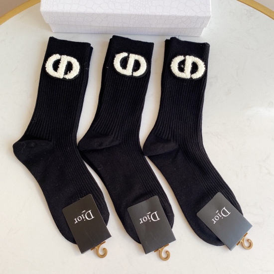 2024.01.22 Dior 2022 New Feather Yarn CD Mid length Stacked Socks and Socks! A box of three pairs, synchronized stockings and socks at the counter, a must-have for trendsetters and a great match for big brands on the street