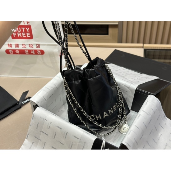 On October 13, 2023, 240 comes with a foldable box and an airplane box size of 20 * 21cm. The Chanel 23ss mini trash bag is also too beautiful! The cowhide chain is too fragrant, beautiful, and has a super capacity! Handheld armpit crossbody