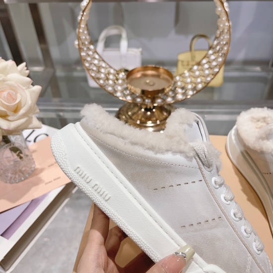 2024.01.05 300 Miao Family Autumn and Winter New Autumn and Winter Versatile Sports and Casual Shoes Featuring the Latest Old White Shoes, New and Retro, Sometimes Fashionable, and Beautiful on Feet. The official website is promoting a simple grid design 