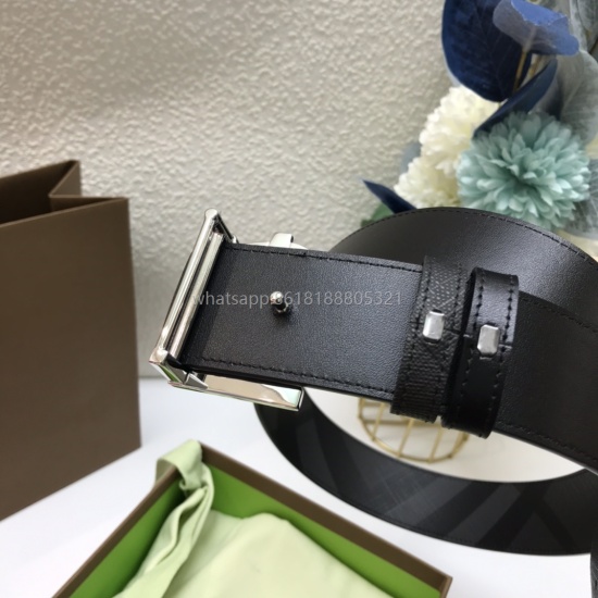 On August 7, 2023, the Burberry Italian leather belt features a versatile dual color design. Decorate the exclusive logo pattern with a badge buckle. 4cm