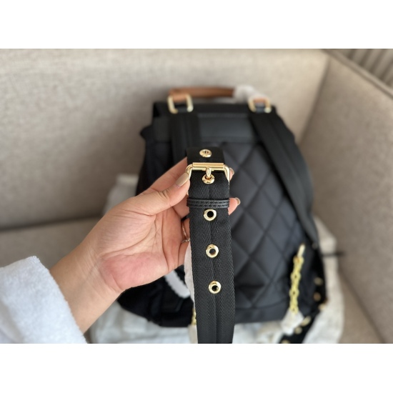 2023.11.17 225 Boxless Size: 28 * 32cmbur Backpack made of waterproof nylon material paired with cowhide! Ultra light and convenient! The hardware is very shiny ✨ My favorite thing is the soft and comfortable metal chain at the bottom of the strap!