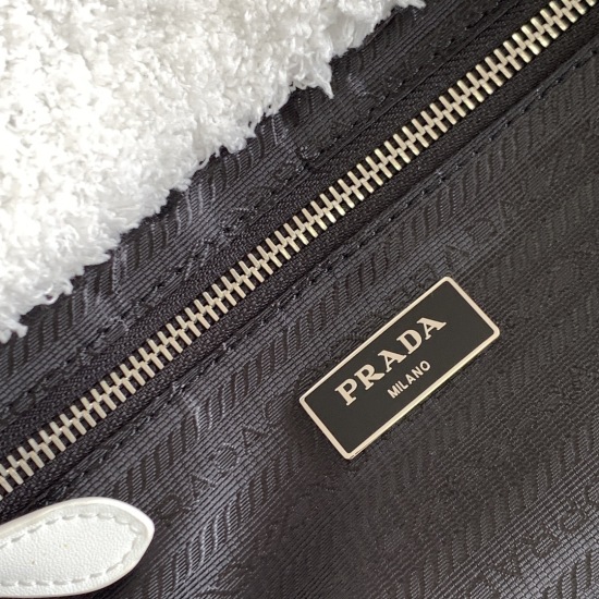 2024.03.12 P630 'White' Prada ͎.͎  A new plush shopping bag that cannot be rejected! The soft and sticky fur texture is super comfortable and looks warm. It can hold cute and concave shapes, which is fashionable and popular on the internet. Girls who like