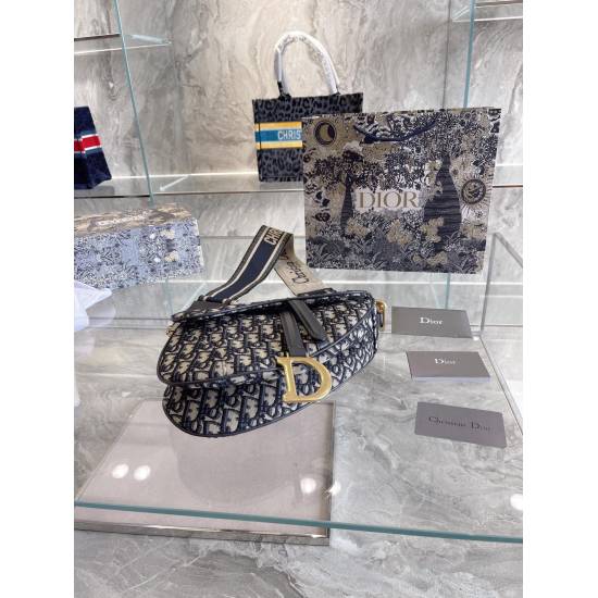 On October 7, 2023, P245, those who are interested in Dior Saddle Bag saddle bags must be fashion girls with excellent eyesight. You can definitely tell at a glance that this is Dior's main saddle bag for the 80s generation this year The little fairies bo