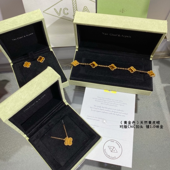 20240410 P135 CNC buckle V-gold plated Mijin coarse chain ⛓️  The advanced precision version VCA natural yellow tiger eye four leaf clover necklace is very unique, personalized and fashionable. It won't be like those in Wuhua, a must-have item for people 