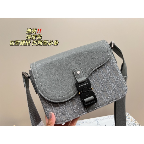 2023.10.07 P235 box matching ⚠️ The overall size of the 23.16 Dior Messenger Bag is very sturdy, and the combination of vintage and functional buckles is even younger. Adjustable shoulder straps, bag capacity for daily travel without any problems! The pho