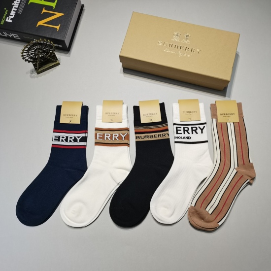 On December 22, 2024, with packaging (one box of 5 pairs), Burberry Burberry's super popular small items are made of pure cotton fabric, which is a must-have for trendy people. The popular checked mid tube socks are classic checked with trendy colors, and