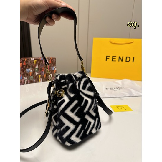 2023.10.26 P185 (with box) size: 1812FENDI New Autumn/Winter Lamb Hair Bucket Bag, made of lamb hair material, with a super comfortable feel - comes with two shoulder straps, both detachable, compact and exquisite! Versatile and trendy, rarely bumping int