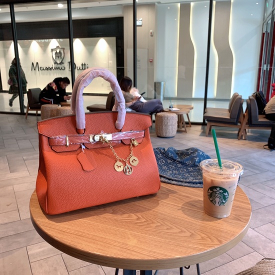 On October 29, 2023, the P210 Hermes Hermes 30 has the highest recent appearance rate in the entertainment industry and is an eternal classic of the H family Herm è s classic platinum bag is easy to mix and match, no matter how you wear it, it looks good 