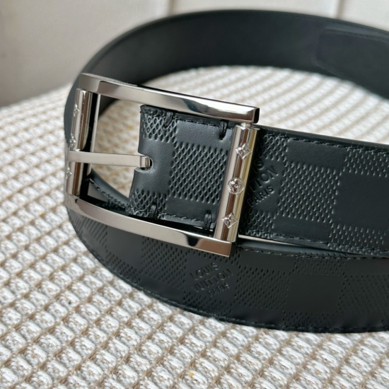 2023.12.14 Width 35mm synchronized new model! The LV Shape double-sided waistband features a brand new embossed calf leather black checkered large logo pattern paired with LV Shape logo buckle. Fashionable appearance. Both formal and casual wear can be pa