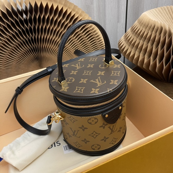 20231125 internal price P560 original order enhancement version [comprehensive quality upgrade] exclusive live shot background image! The M43986 Yellow Flower VANITY handbag draws inspiration from the long-standing LV Cannes makeup box design and women's 