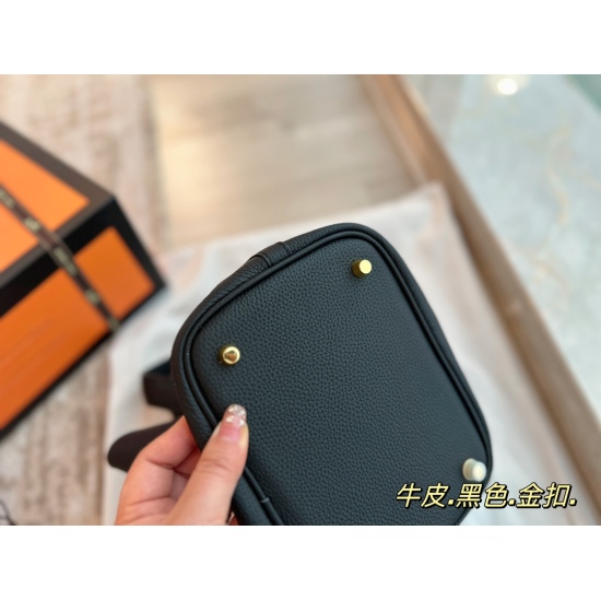 2023.10.29 260 with foldable box (gold buckle) size: 18 * 19cm vegetable basket - gentle to H family vegetable basket ‼ : ‼ Top layer tc cowhide/oil wax thread ⚠ Delivery of scarves ⚠ Logo style! ⚠ The leather has a great texture! There is a sag! Those wh