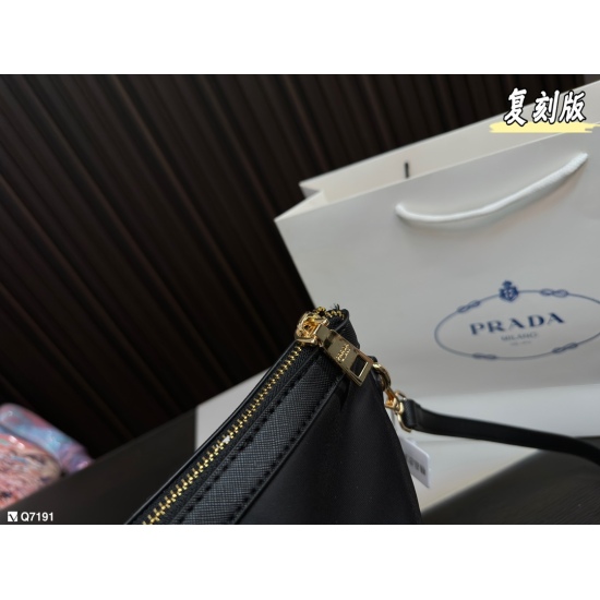 2023.11.06 190 Prada nylon bag - cloth bag! Like a casual life in Prada women's bags, this shopping bag shuttles through imported waterproof fabric and high-density electroplated hardware, with a patch bag inside and a detachable crossbody shoulder strap.