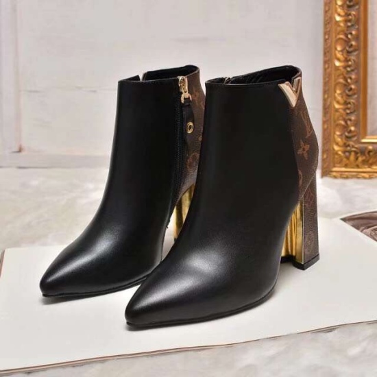 On November 17, 2024, LV high-heeled versatile short boots have been updated again!!! Official website and counter are simultaneously launched, with zippered buckle on the inner belt!! Face leather: The top layer is made of cowhide and LV iconic floral le