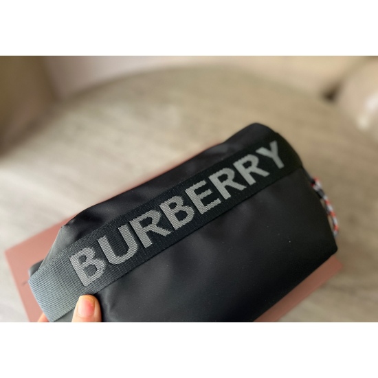 2023.11.17 175 box size: Top width 30cm * 16cm bur waist pack! Cool and cute! This waist bag really shouldn't be too easy to carry! I'll definitely like it, right~