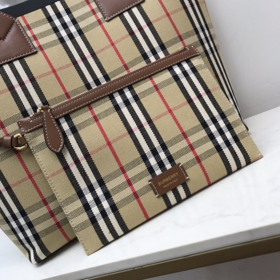 On March 9, 2024, P780 [B's Top Original Order] features a spacious style made of cotton canvas fabric and decorated with Bur plaid patterns of jacquard spinning. Size: 51.3 x 18.5 x 29cm Style: 80662231 Shoulder Strap Vertical Wearing Length: 26cm Outer 