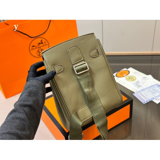 2023.10.29 220 with foldable box size: 21.17cm Hermes New Kelly Chest Bag size is just right! My wife is really beautiful, my bag is special and textured!