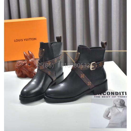 10.21 The official website of the L@V classic short boots all-match style is updated simultaneously. Material: imported cowhide plus LV special leather feet, the inner lining is sheepskin, the outsole is rubber, non-slip and wear-resistant, the number of 