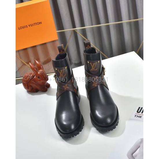 10.21 The official website of the L@V classic short boots all-match style is updated simultaneously. Material: imported cowhide plus LV special leather feet, the inner lining is sheepskin, the outsole is rubber, non-slip and wear-resistant, the number of 